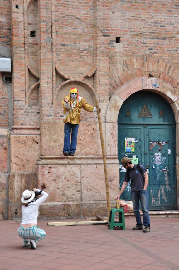 Laura fotografa e Rafa contribui com 'homem voador', em Cuenca, no Equador